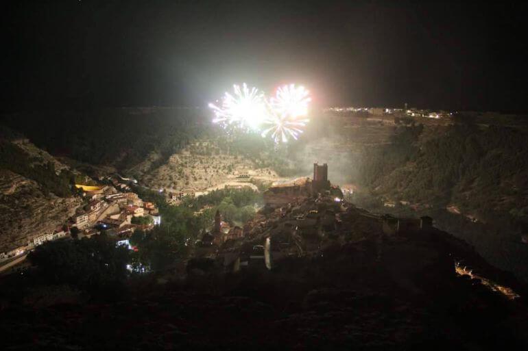 Fuegos artificiales con el Castillo de Alcalá del Júcar de protagonista