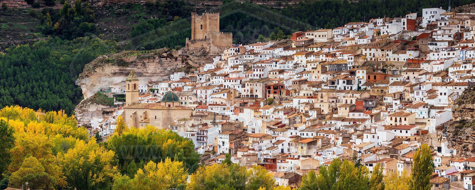 Panorámica de Alcalá del Júcar con su castillo, casas-cueva e Iglesia