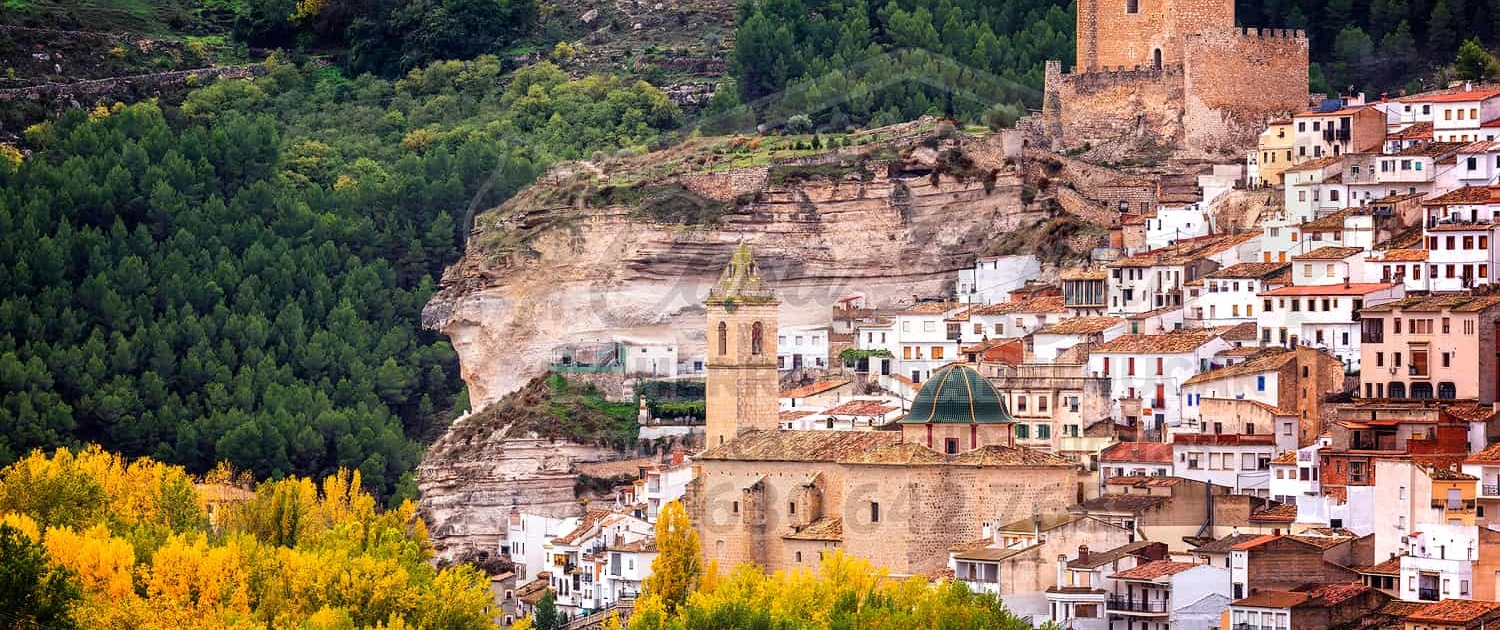 Vista de Alcalá del Júcar, el castillo y la Iglesia de San Andrés