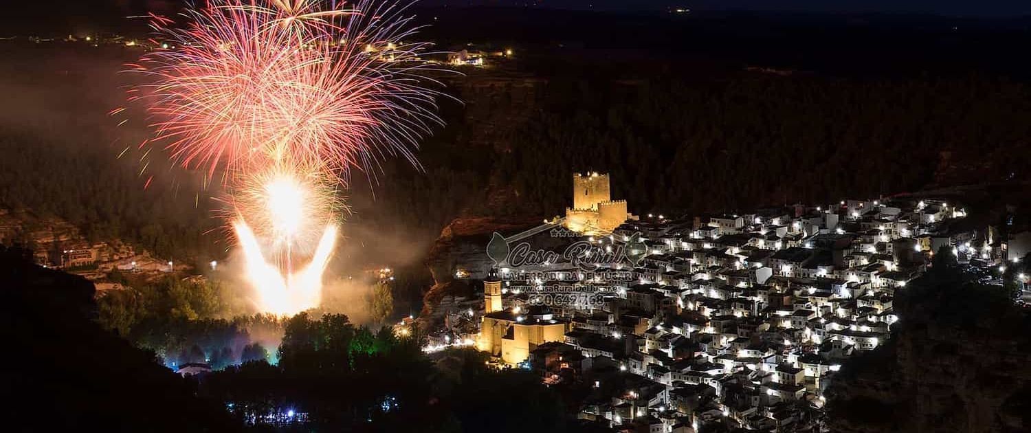 Fuegos artificiales durante las fiestas de Alcalá del Júcar