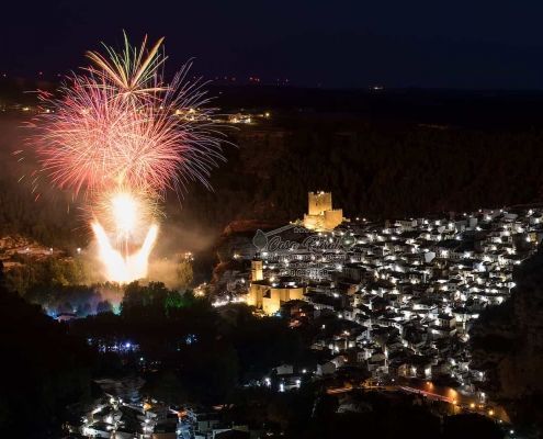 Fuegos artificiales durante las fiestas de Alcalá del Júcar