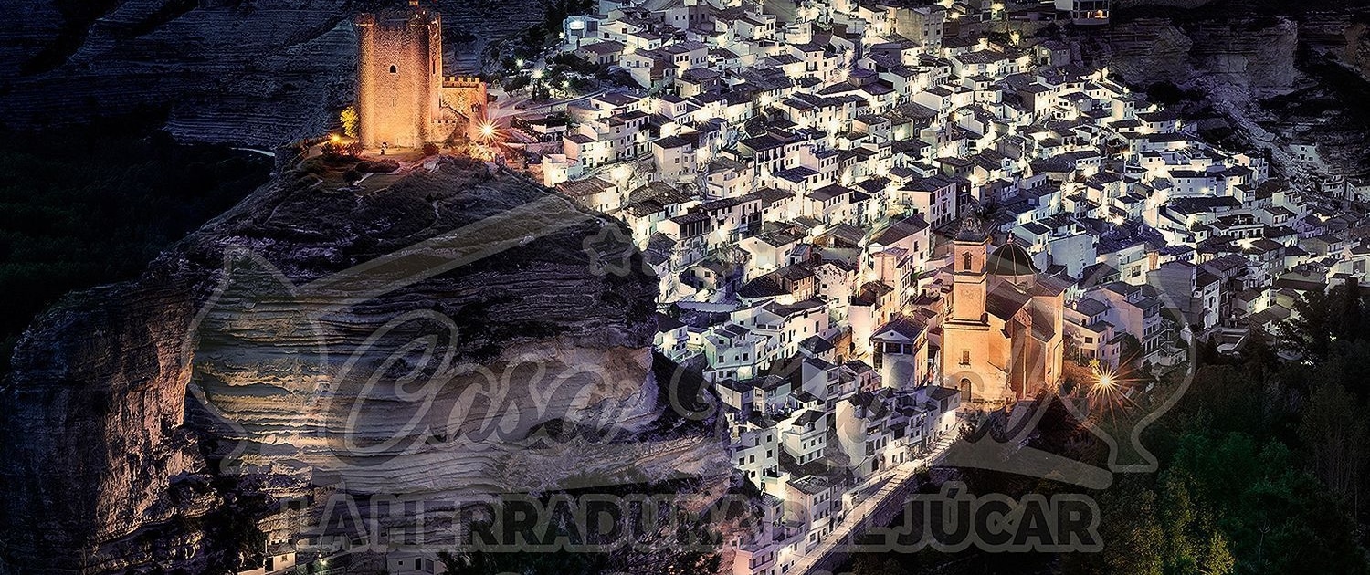 Vista nocturna de Alcalá del Júcar