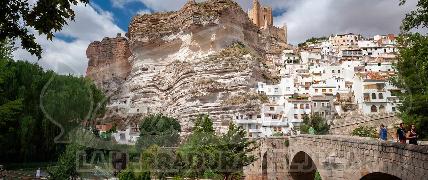 Vista de Alcalá del Júcar, puente romano y castillo