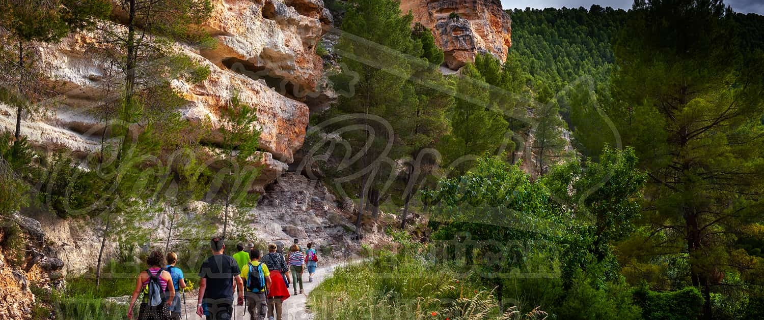 Grupo de Senderistas en Alcalá del Júcar