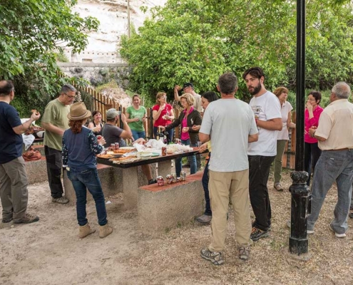 Senderistas en el Jardín de la Casa Rural