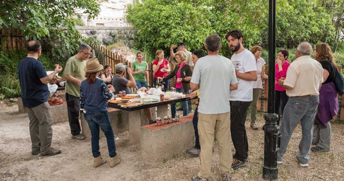 Senderistas en el Jardín de la Casa Rural