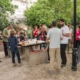 Senderistas en el Jardín de la Casa Rural