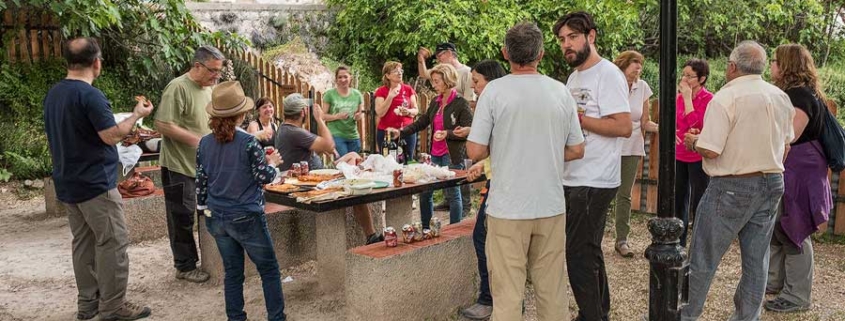 Senderistas en el Jardín de la Casa Rural