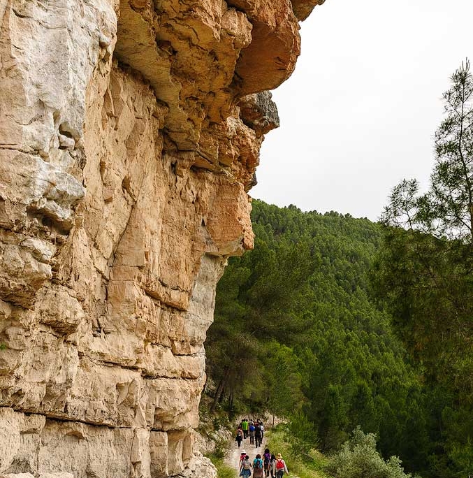 Senderistas cerca a Casa Rural La Herradura del Río Júcar