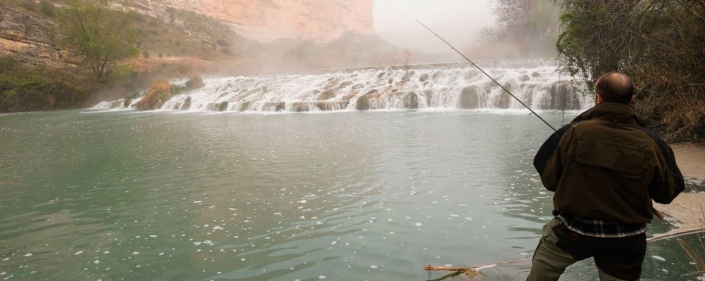 Pescador en el río Júcar en las proximidades de Cubas (Jorquera)