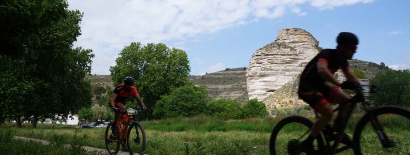 Ciclistas BTT subiendo por Jorquera