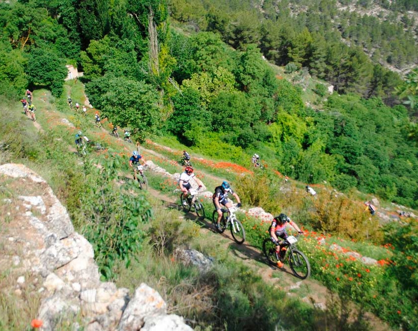 Ciclistas BTT subiendo por Alcalá del Júcar