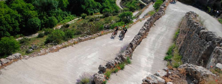 Ciclistas BTT subiendo frente a Ribera de Cubas frente a Casa Rural La Herradura del Río Júcar