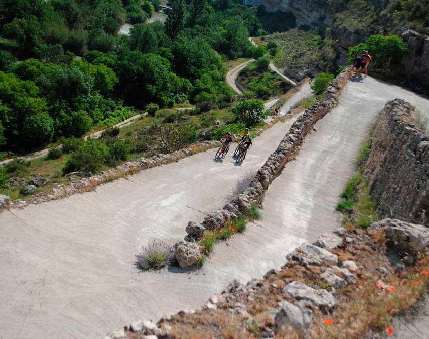 Ciclistas BTT subiendo frente a Ribera de Cubas frente a Casa Rural La Herradura del Río Júcar