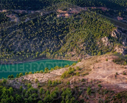 Embalse del Molinar con la Ermita del Cristo de la Vida