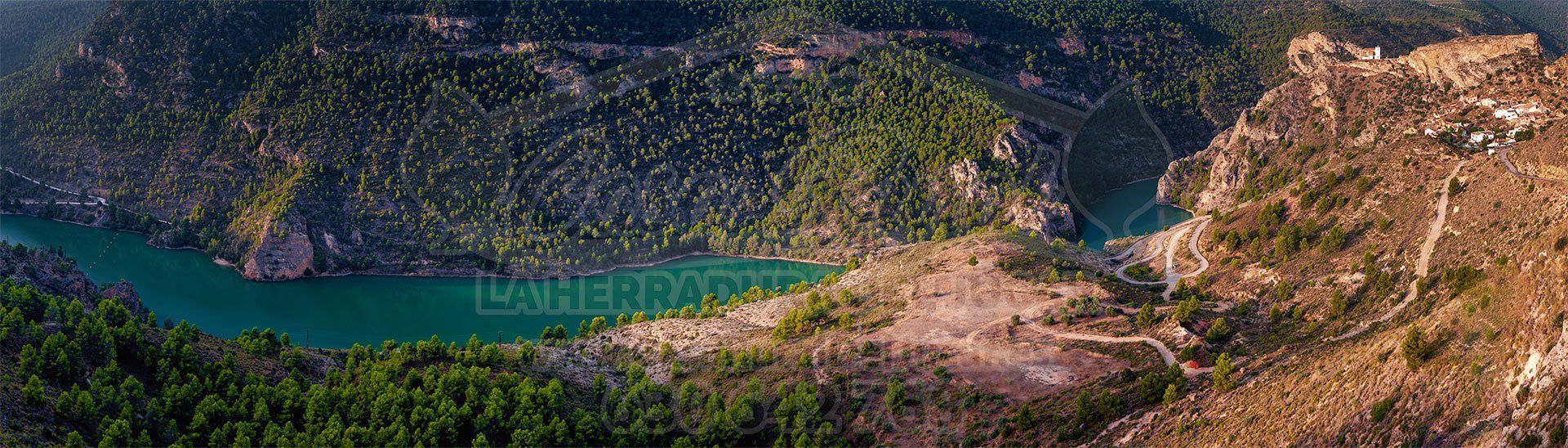 Embalse del Molinar con la Ermita del Cristo de la Vida