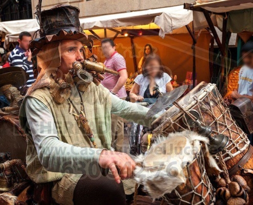 Músico con instrumentos medievales
