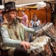 Músico con instrumentos medievales