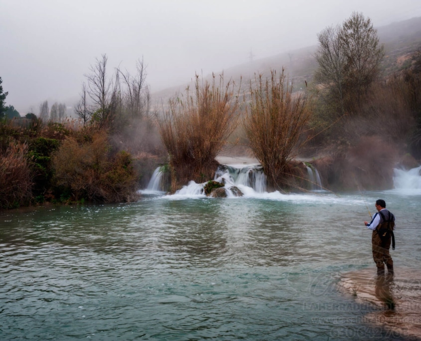 Pescador en el río Júcar