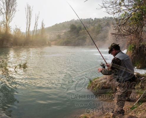 Pescador en el río Júcar