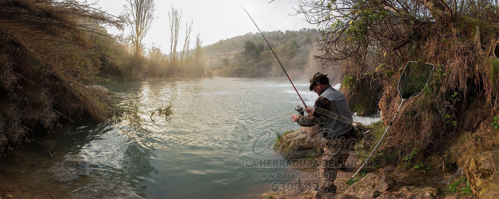 Pescador en el río Júcar