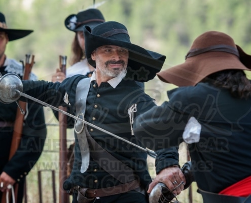 Soldado con vestimenta del siglo XVII durante la recreación histórica en el Castillo de Alcalá del Júcar
