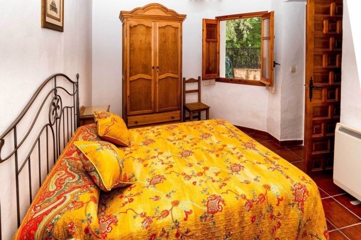 Dormitorio con cama doble de Casa Rural La Herradura del Río Júcar