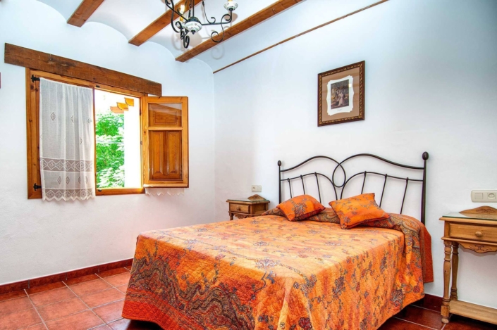 Dormitorio con cama doble de Casa Rural La Herradura del Río Júcar