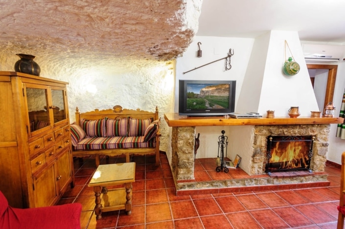 Salón Cueva con Chimenea de Casa Rural La Herradura del Río Júcar