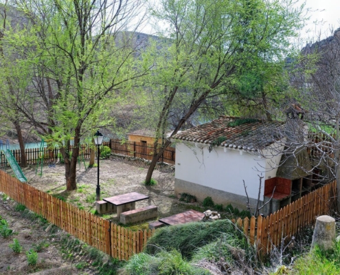 Amplio Jardín junto al río Júcar de Casa Rural La Herradura del Río Júcar