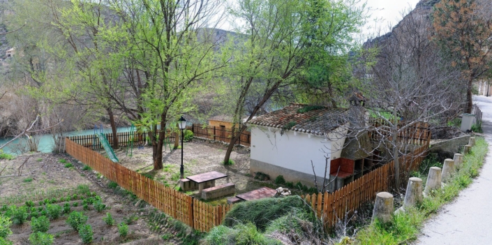 Amplio Jardín junto al río Júcar de Casa Rural La Herradura del Río Júcar