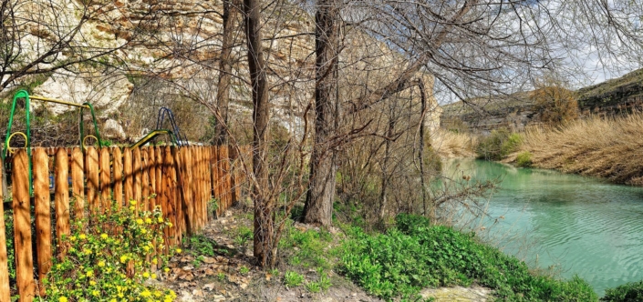 Jardín junto al río Júcar junto a Casa Rural La Herradura del Río Júcar