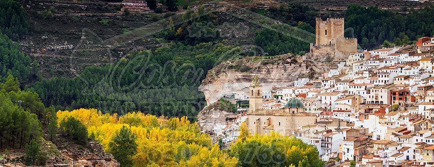 Alcalá del Júcar en Otoño con su Castillo