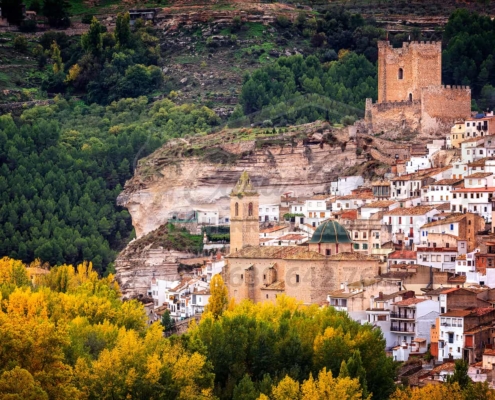 Vista de Alcalá del Júcar, el castillo y la Iglesia de San Andrés