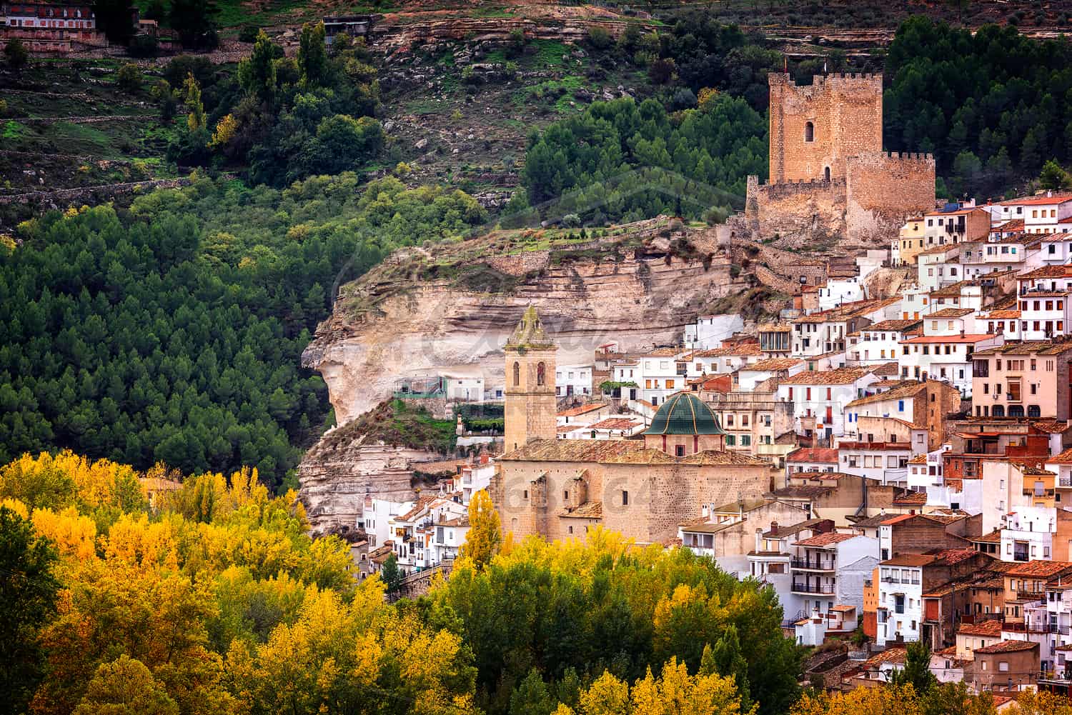 Vista de Alcalá del Júcar, el castillo y la Iglesia de San Andrés