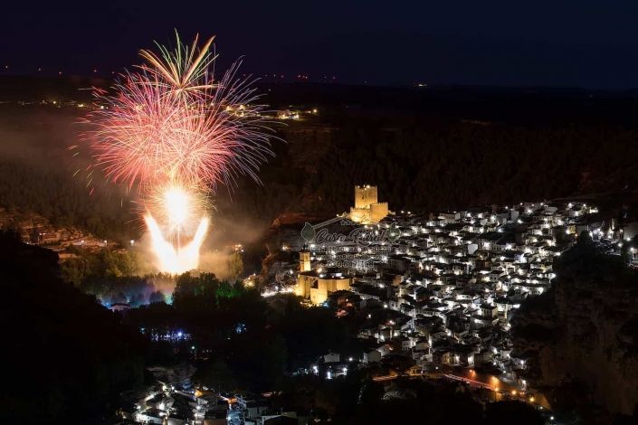 Fuegos artificiales durante las fiestas de Alcalá del Júcar