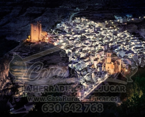Vista nocturna de Alcalá del Júcar