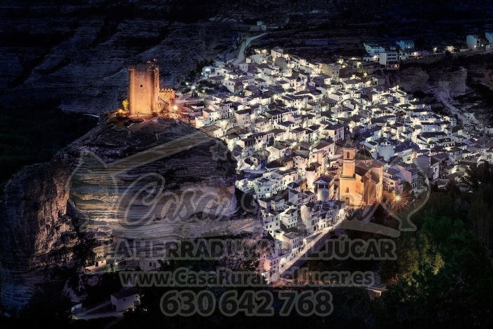 Vista nocturna de Alcalá del Júcar