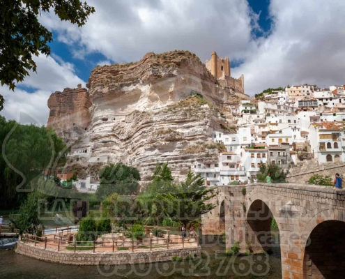 Vista de Alcalá del Júcar, puente romano y castillo