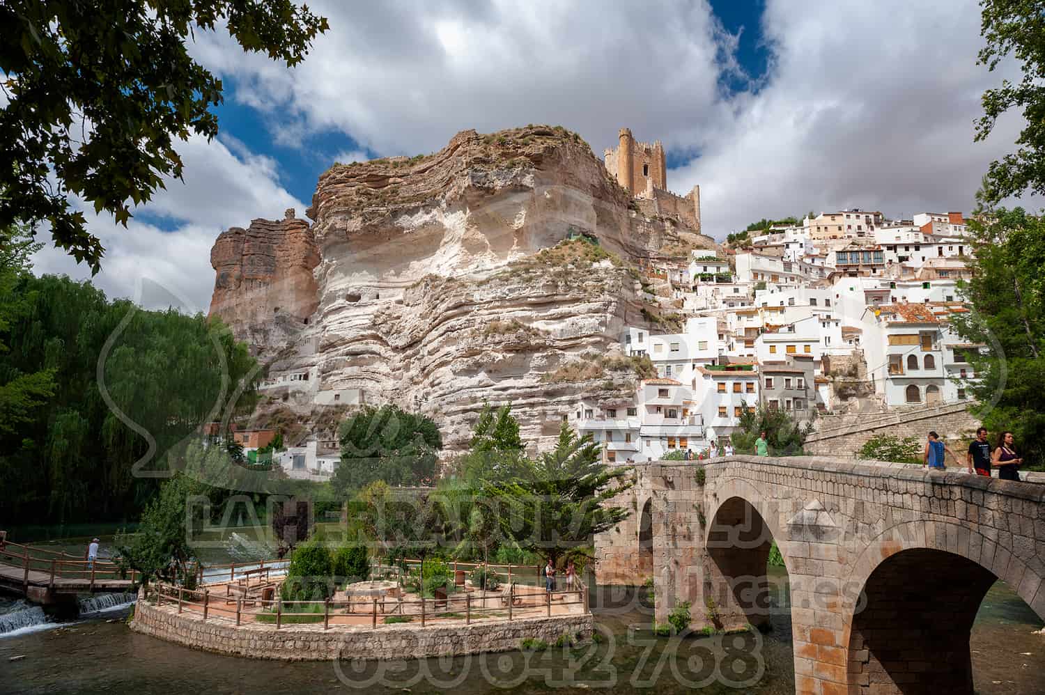 Vista de Alcalá del Júcar, puente romano y castillo