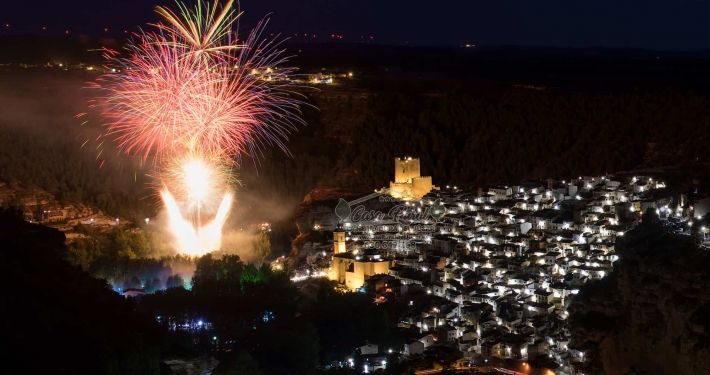 Durante las fiestas de Alcalá del Júcar podrás asistir a un espectáculo pirotécnico de primer nivel, disfrutando de unas increíbles vistas nocturnas de uno de los pueblos más bonitos de España
