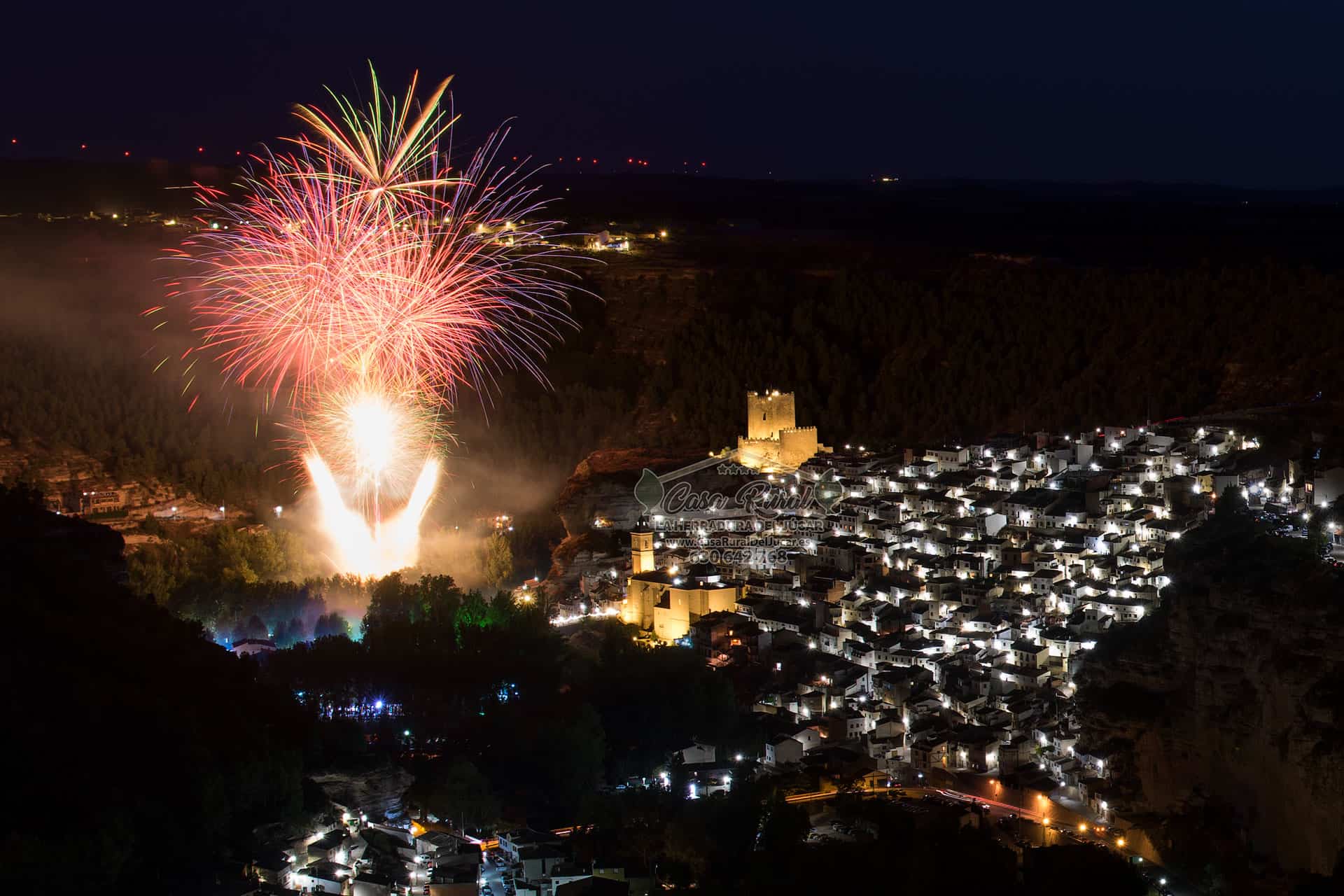 Durante las fiestas de Alcalá del Júcar podrás asistir a un espectáculo pirotécnico de primer nivel, disfrutando de unas increíbles vistas nocturnas de uno de los pueblos más bonitos de España