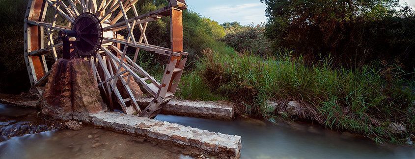 Noria antigua en el Río Júcar por Valdeganga